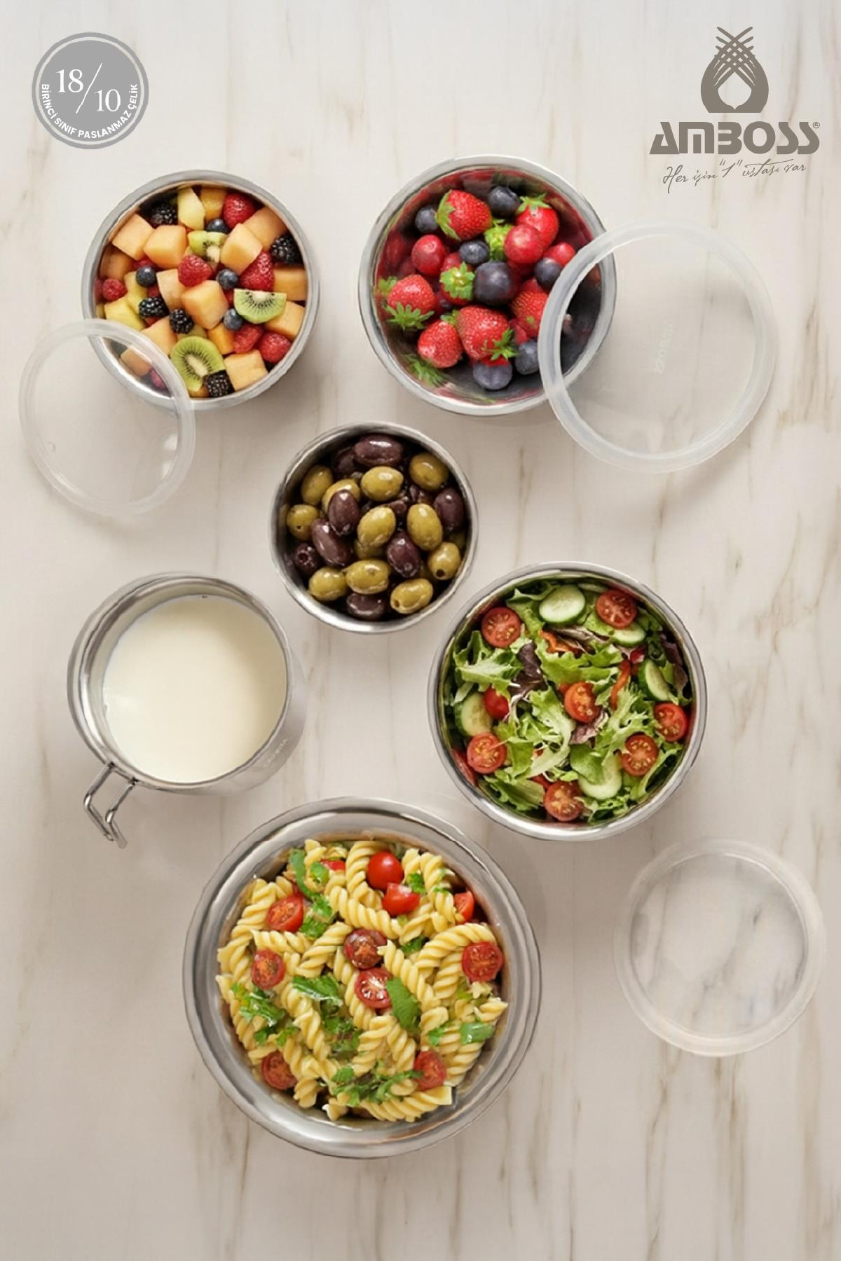 Paslanmaz çelik kaselerde meyve, böğürtlen, zeytin, salata, makarna ve süt.