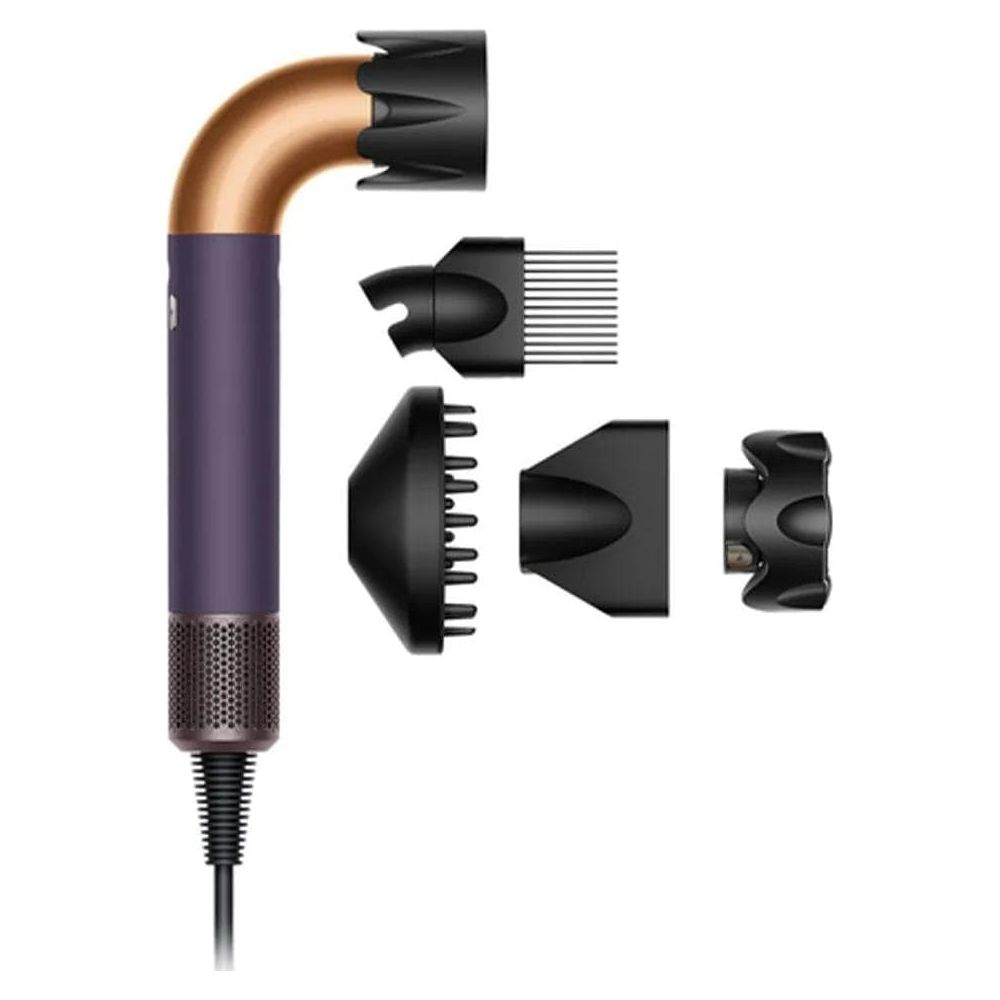 Un asciugacapelli viola con accessori, tra cui diffusore e pettine.