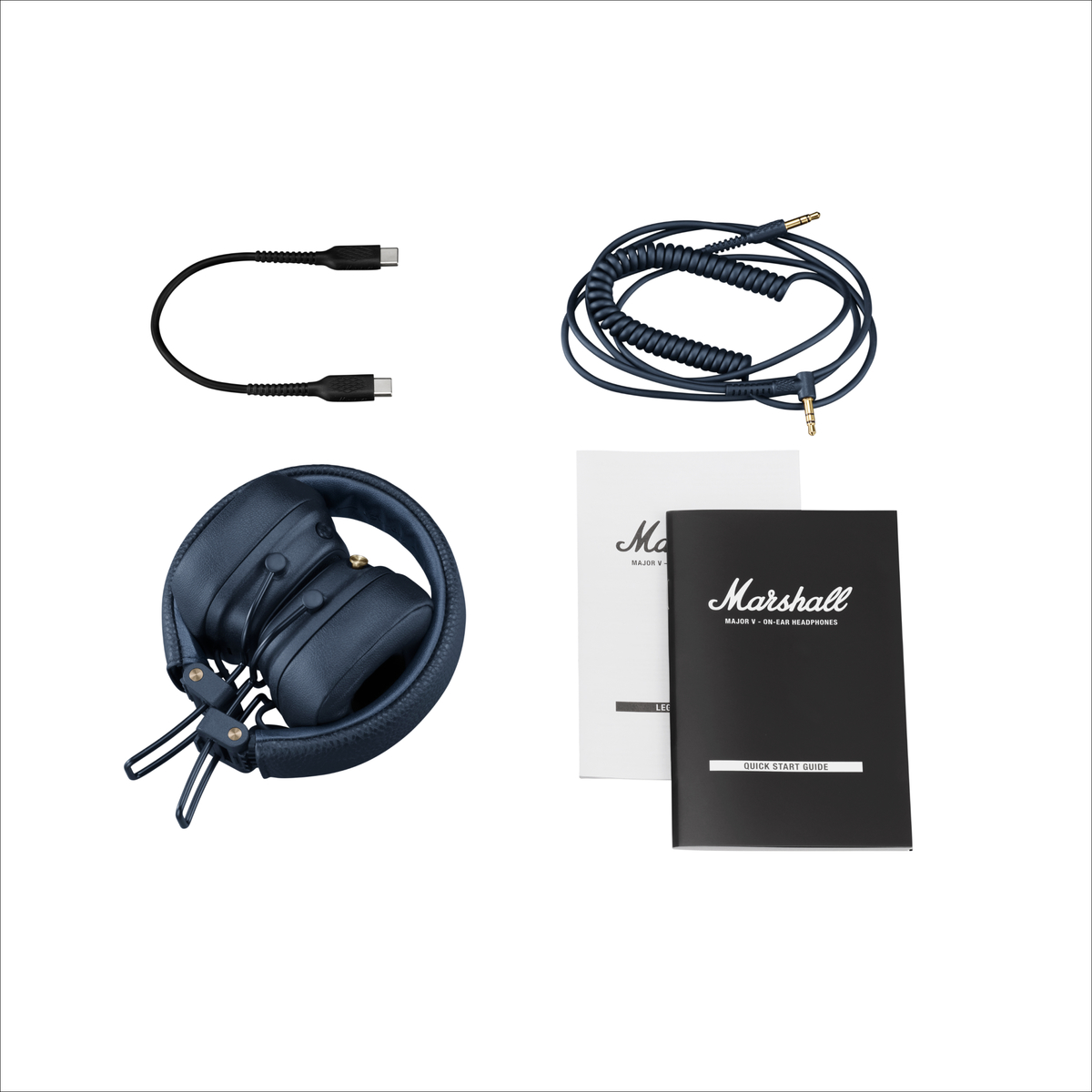 Cuffie blu, cavo USB-C, cavo a spirale e manuali su sfondo bianco.