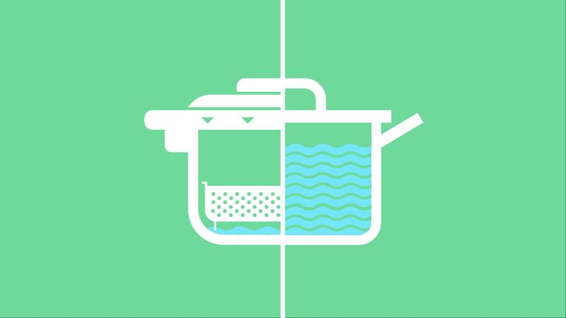 Weiße Illustration eines Topfes, unterteilt in zwei Abschnitte: einer mit einem perforierten Korb, der andere mit blauem Wellenwasser.