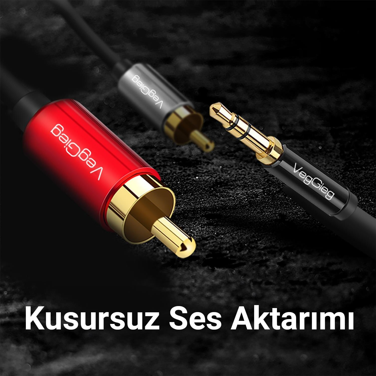 Koyu arka plan üzerinde altın konnektörlü kırmızı ve gri ses kabloları.