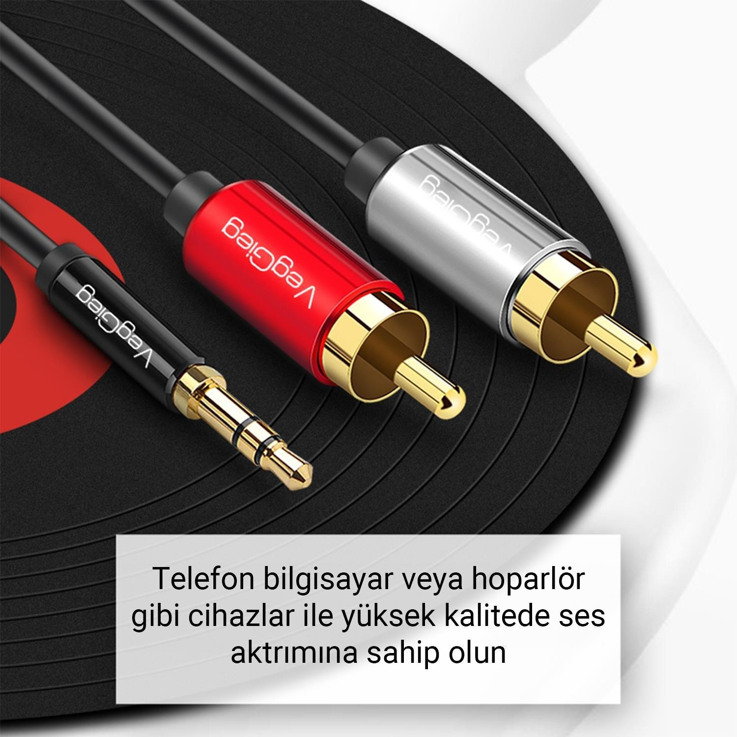Siyah arka plan üzerinde 3,5 mm jaklı ve RCA konektörlü üç ses kablosu.