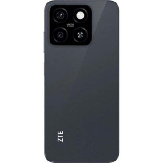 Retro di uno smartphone ZTE nero con quattro fotocamere in un modulo quadrato.