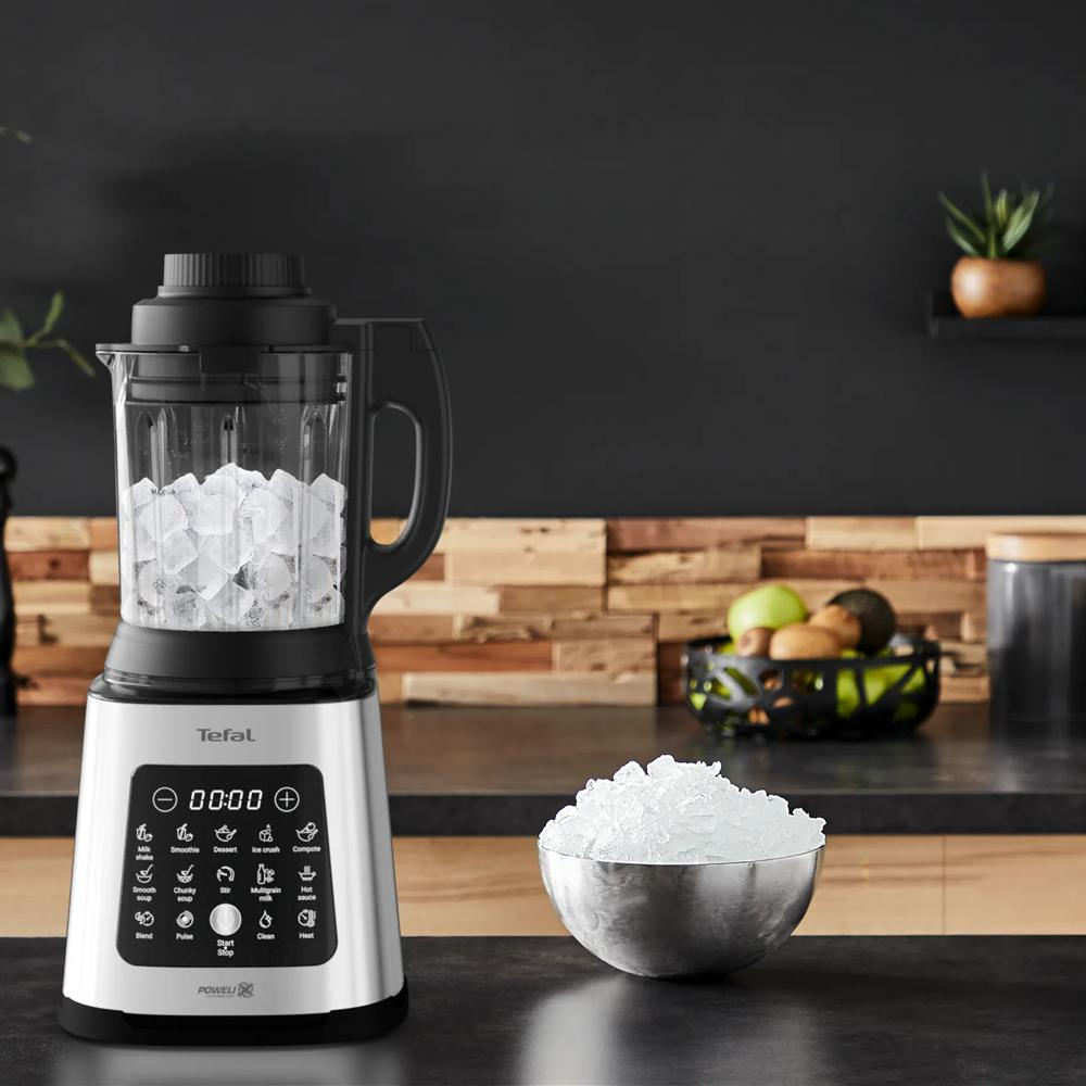 Ein Tefal Mixer mit Eiswürfeln im Behälter und einer Schüssel Eis.