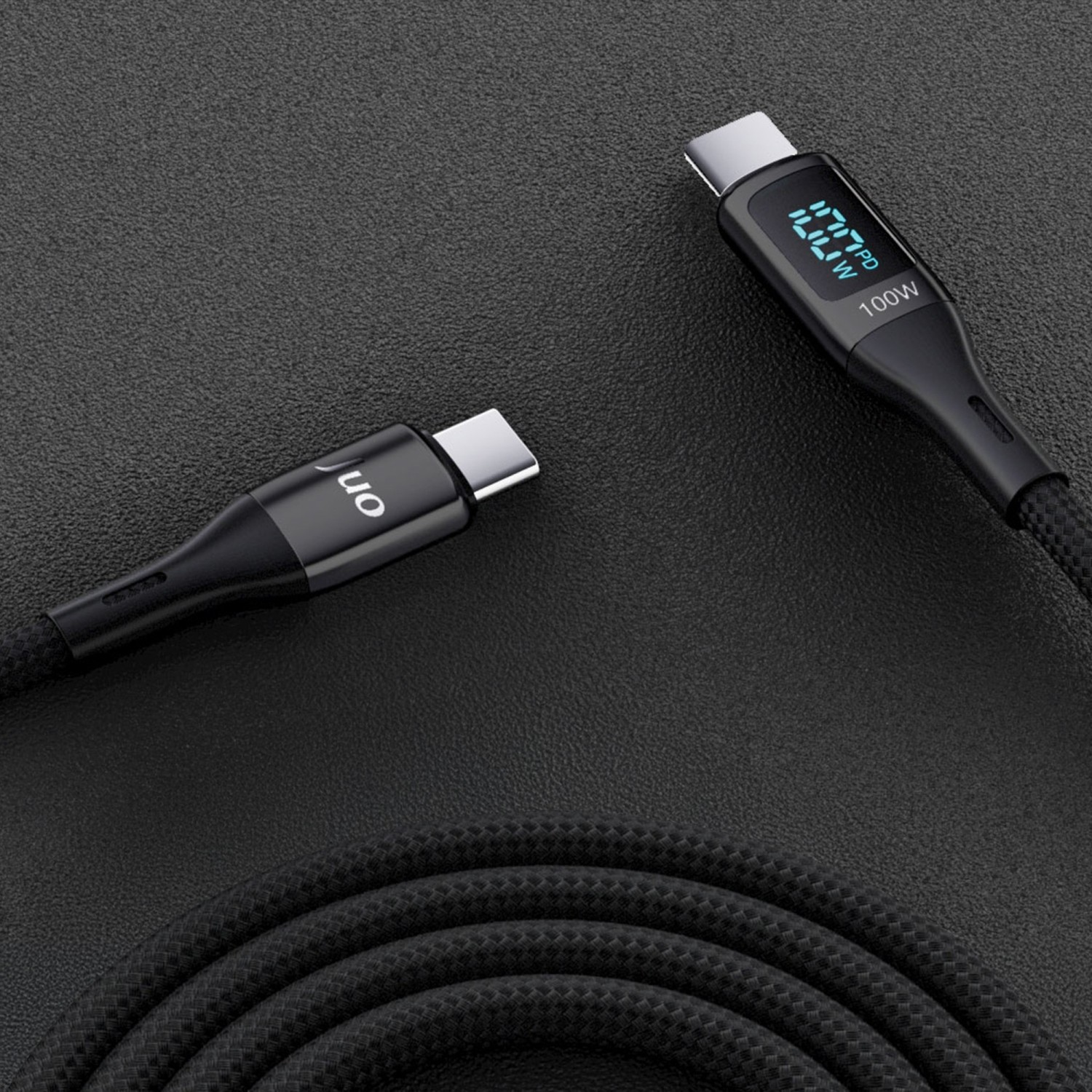 100W gücü gösteren dijital ekranlı siyah USB-C kablosu.