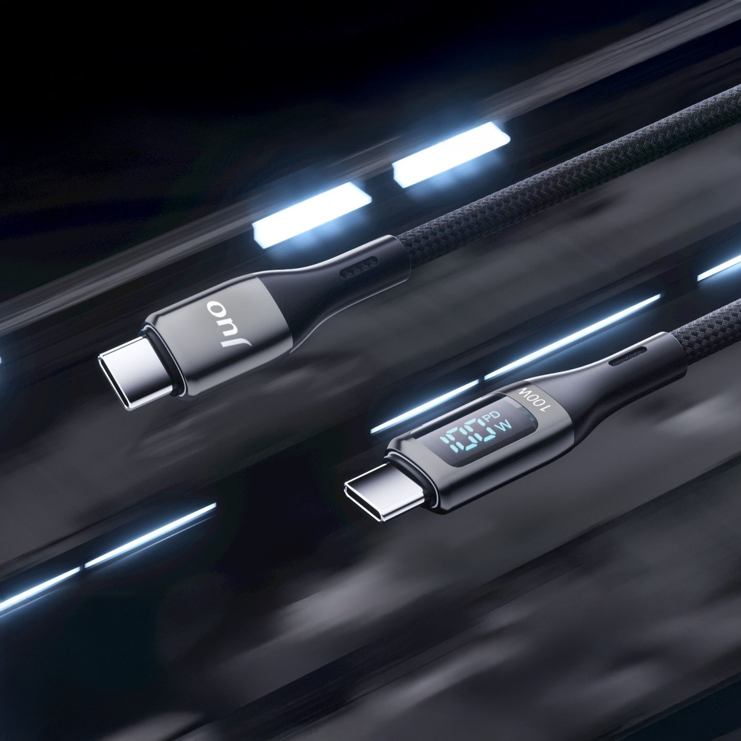 Gümüş konnektörlü siyah USB-C kablo, biri dijital watt göstergeli.