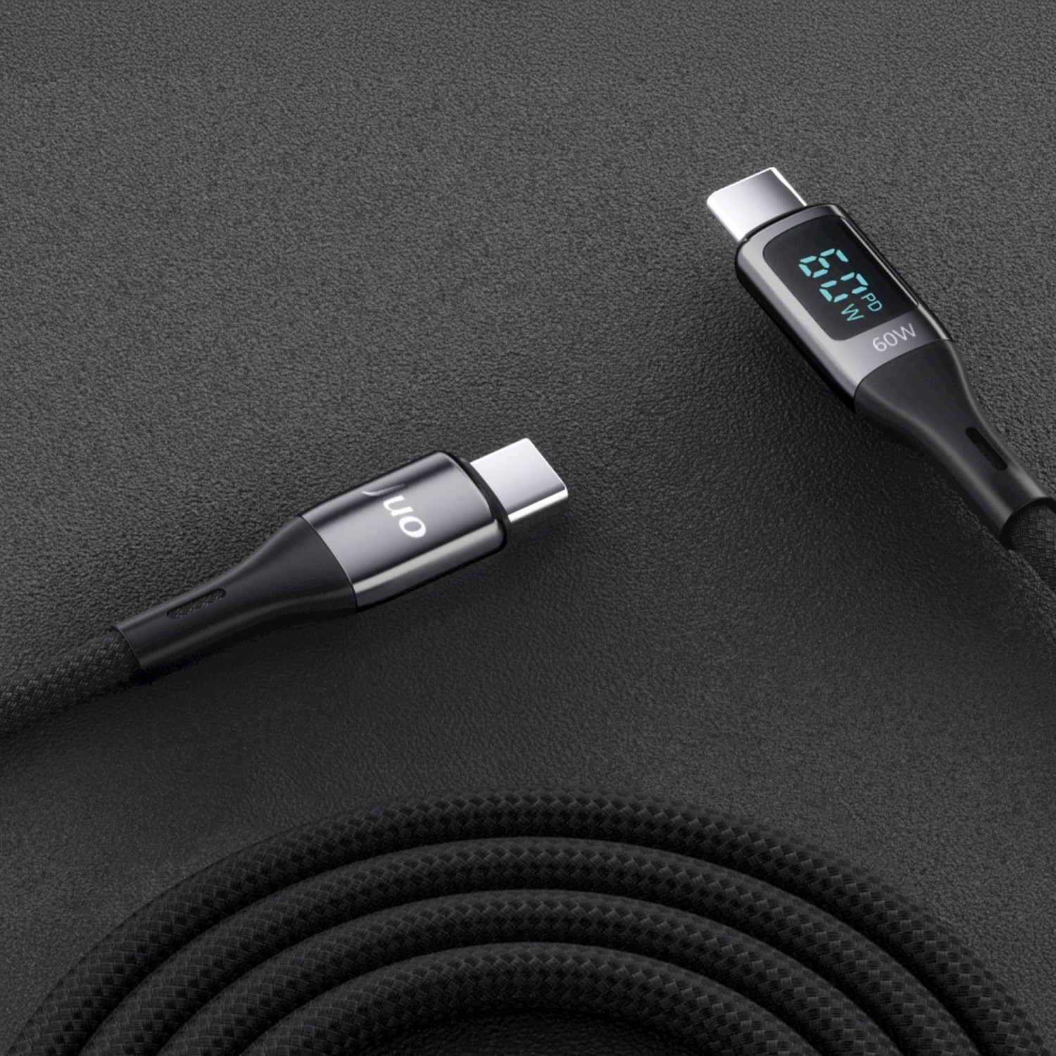 60W PD gösteren dijital ekranlı siyah USB-C kablosu. Yakın çekim.