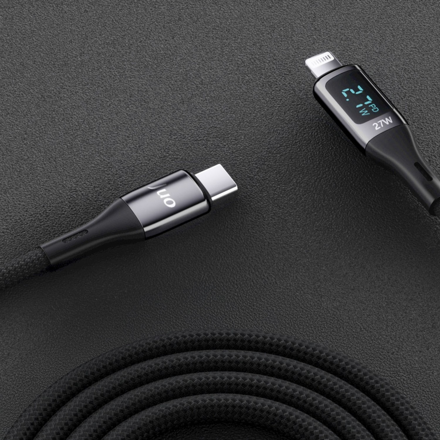 Dijital güç göstergeli siyah bir USB-C - Lightning kablosu.