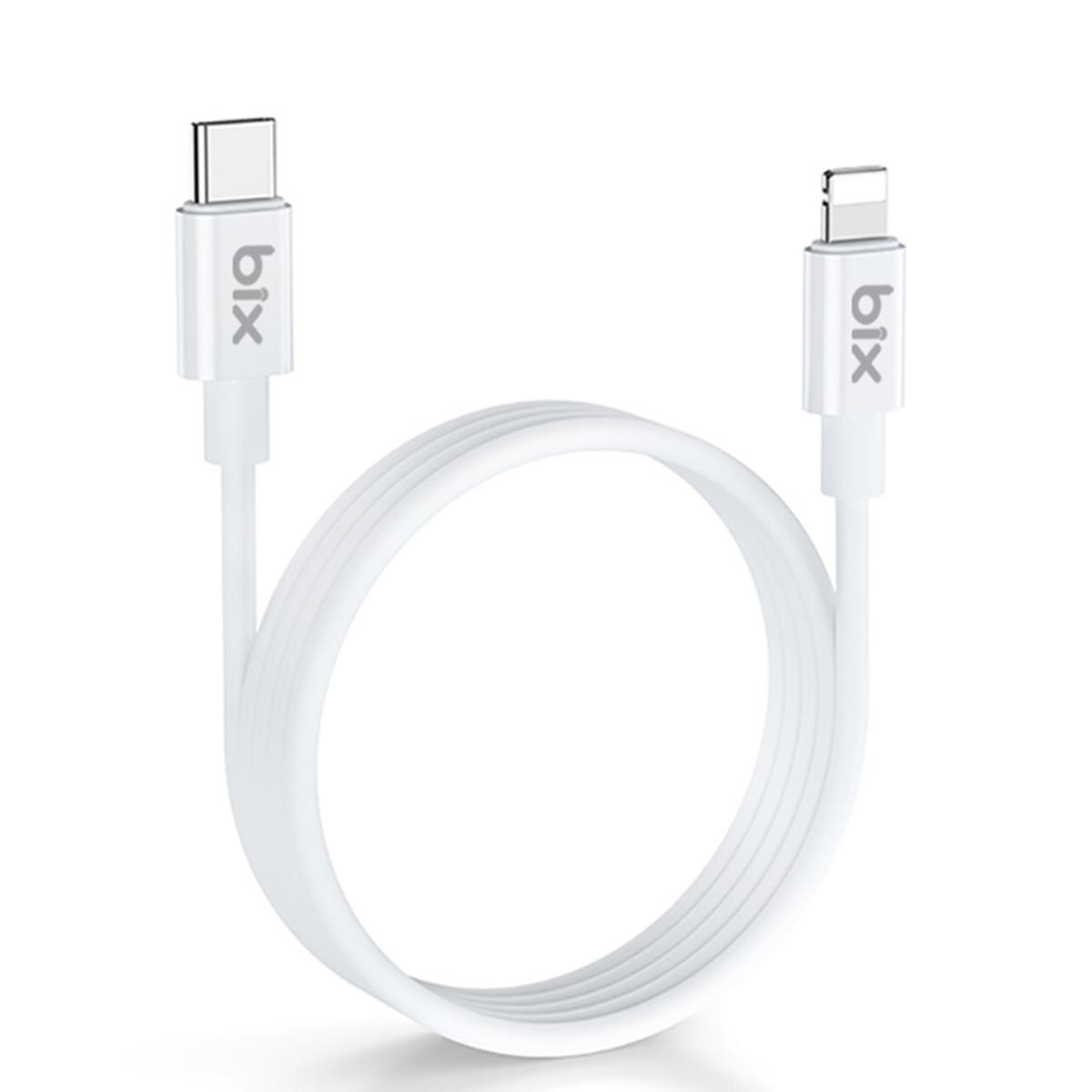 USB-C ve Lightning konektörlü beyaz şarj kablosu, beyaz zeminde rulo halinde.
