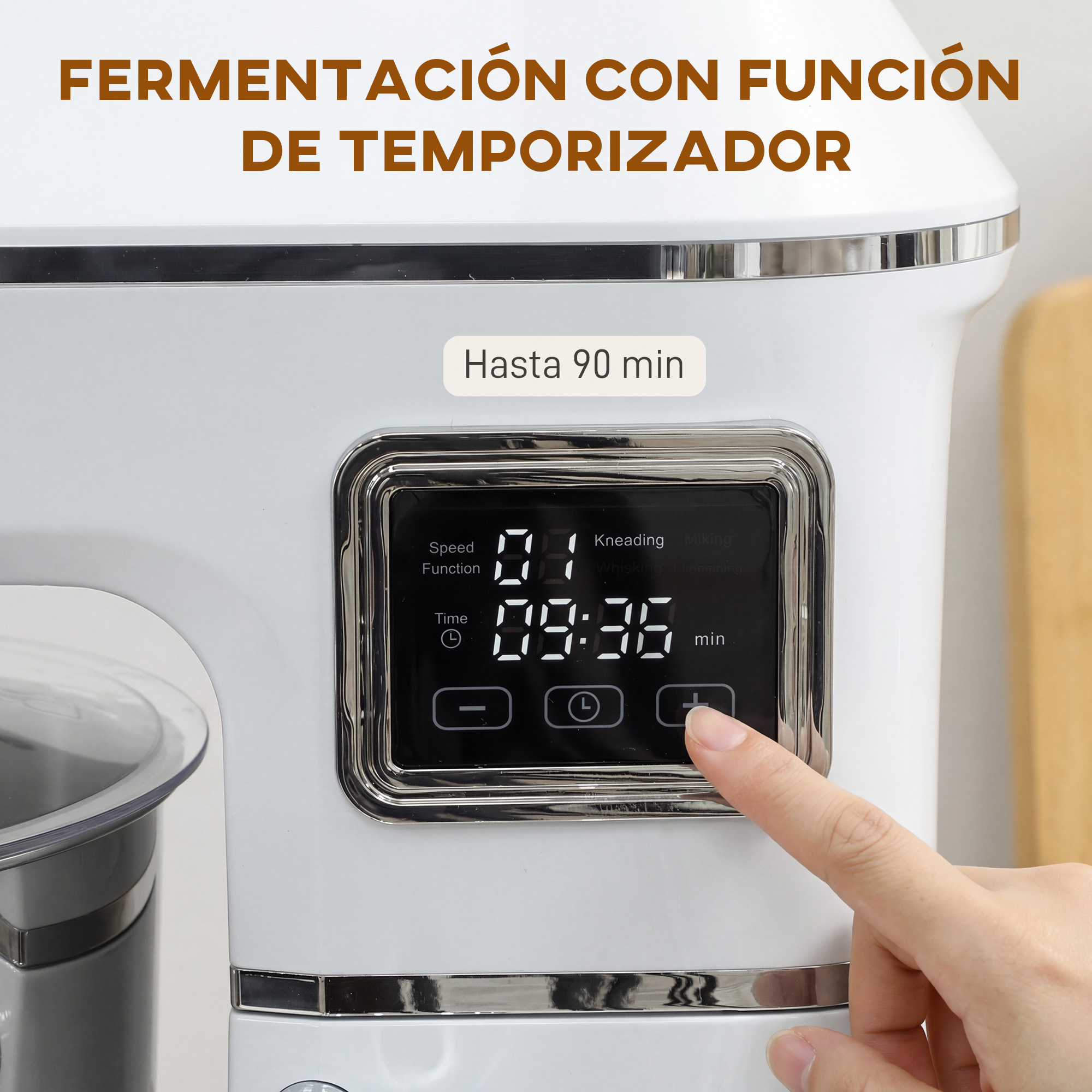 Un batidora blanca con pantalla digital mostrando 09:36. Una mano presiona el botón más.