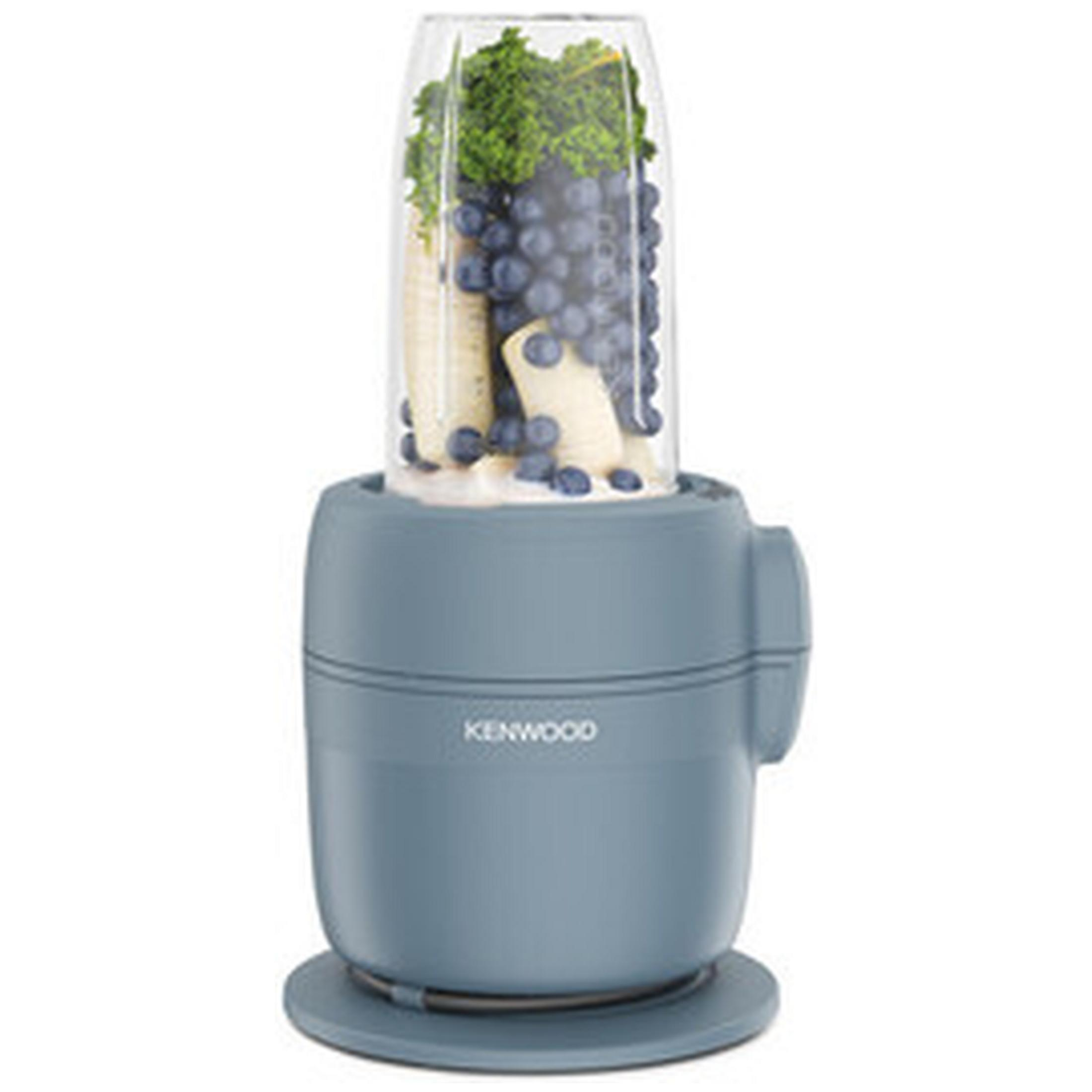 Frullatore Kenwood grigio con bacche, banane e cavolo riccio nel barattolo.