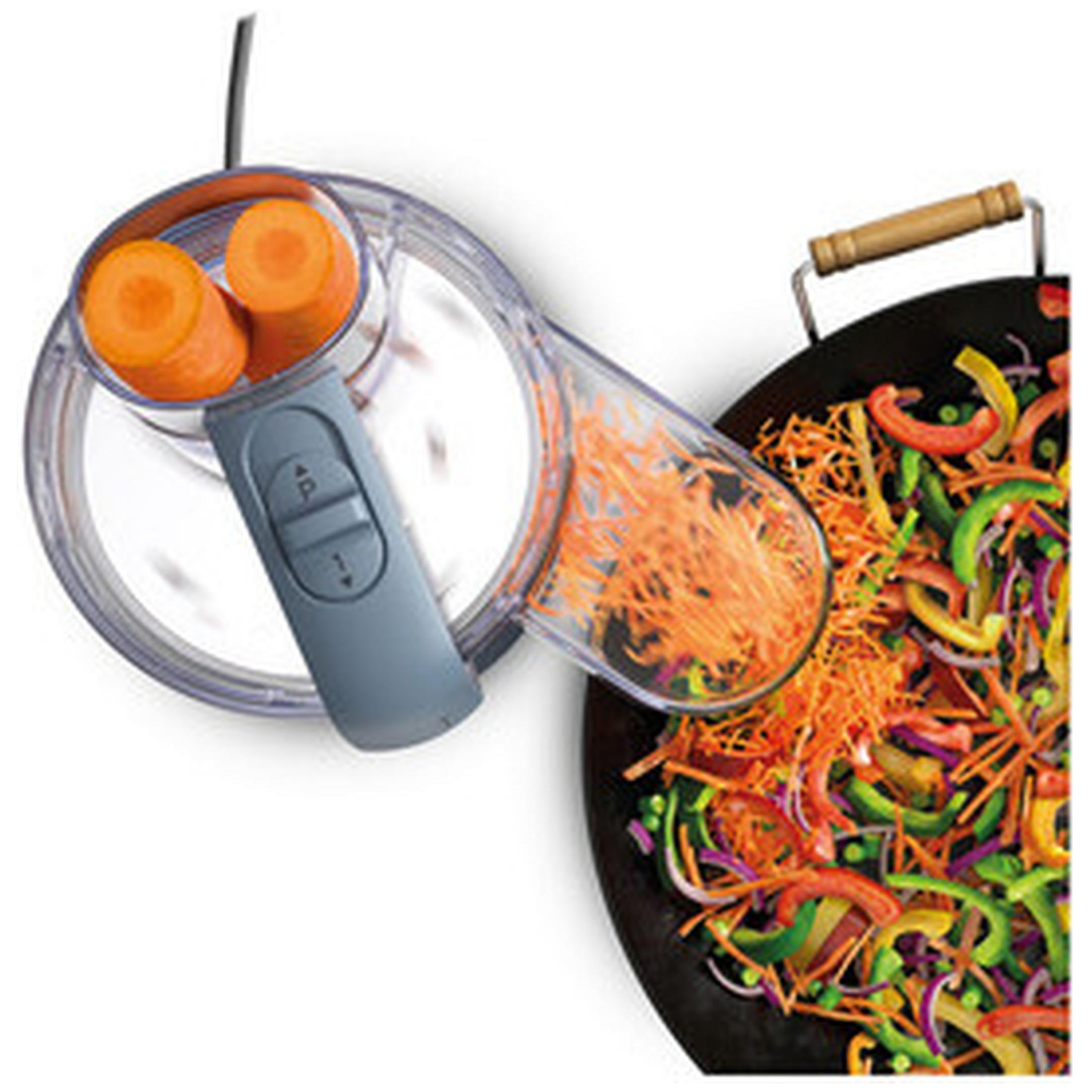 Carote grattugiate in un wok con verdure.