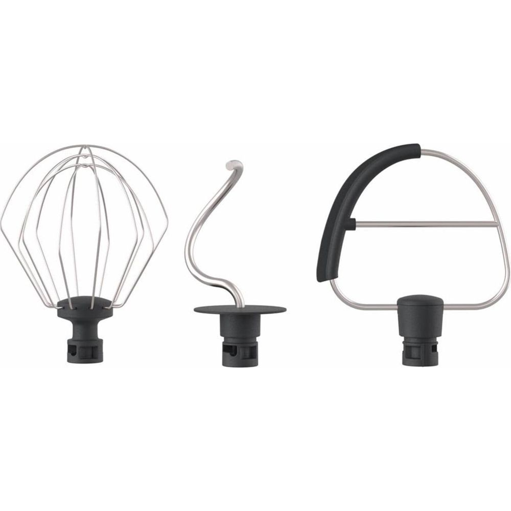 Tre accessori per impastatrice: frusta, gancio e spatola.