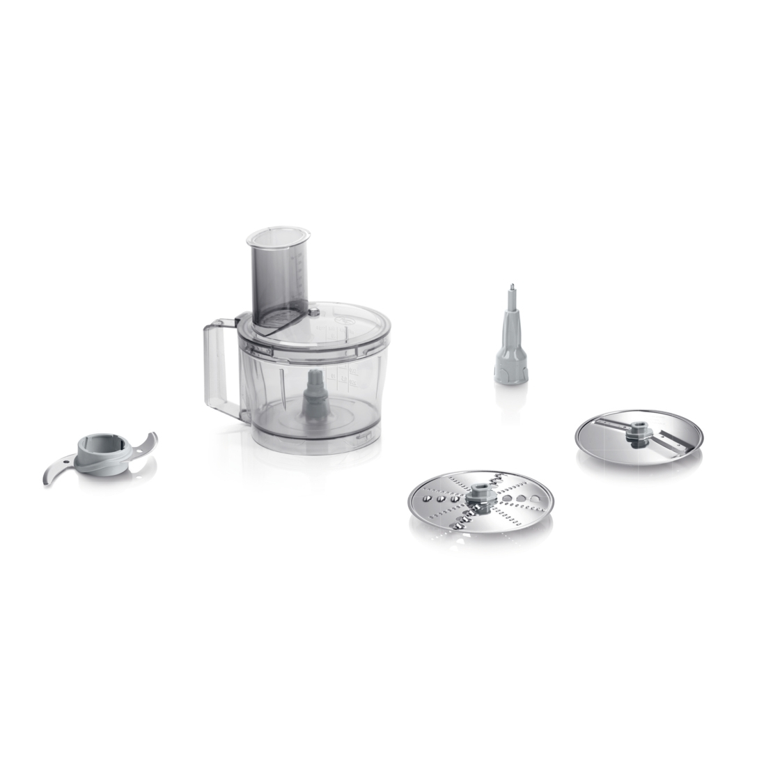 Ciotola per robot da cucina con lame e accessori su sfondo bianco.
