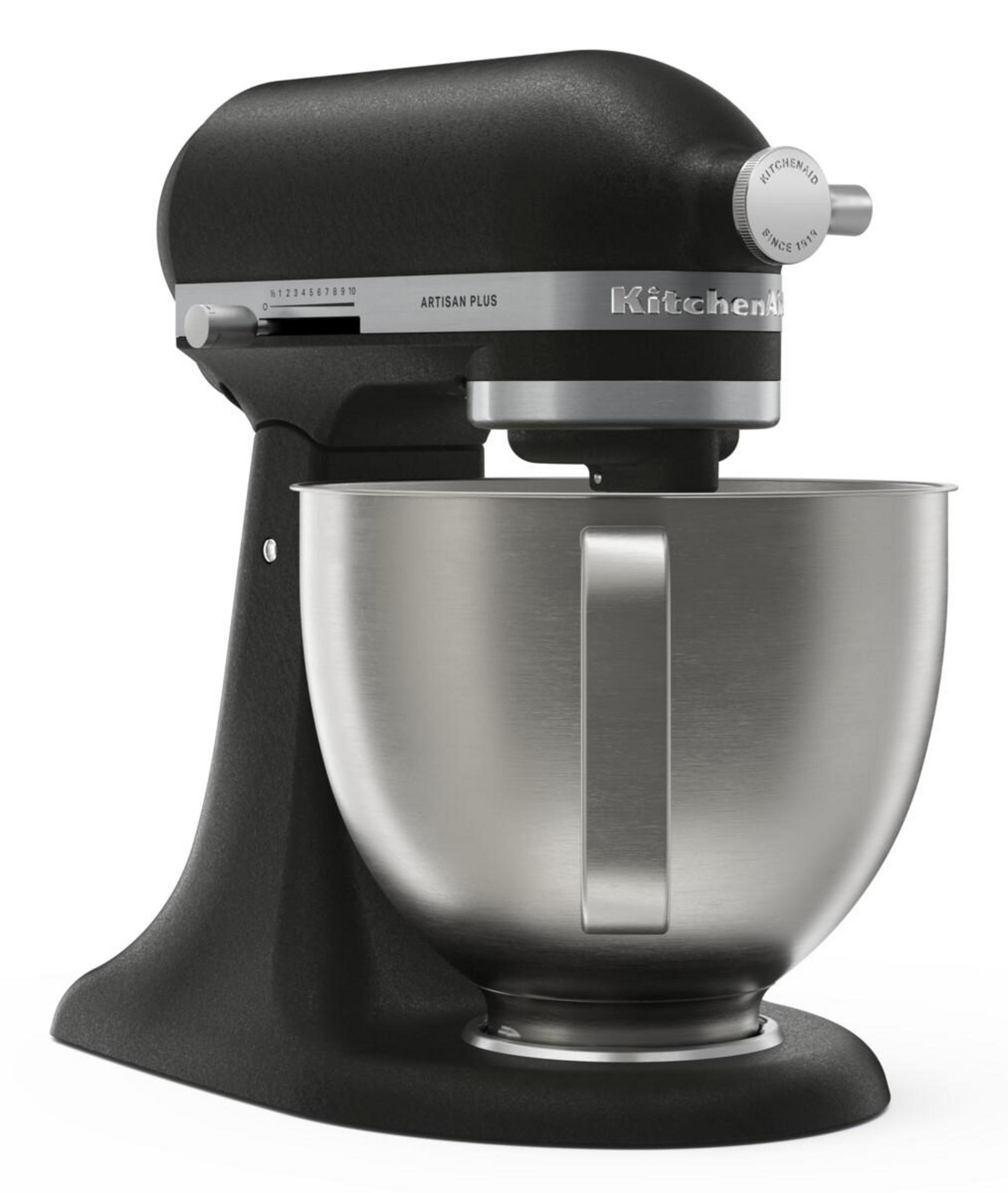 Paslanmaz çelik haznesine sahip siyah KitchenAid Artisan Plus stand mikseri, yan görünüm.