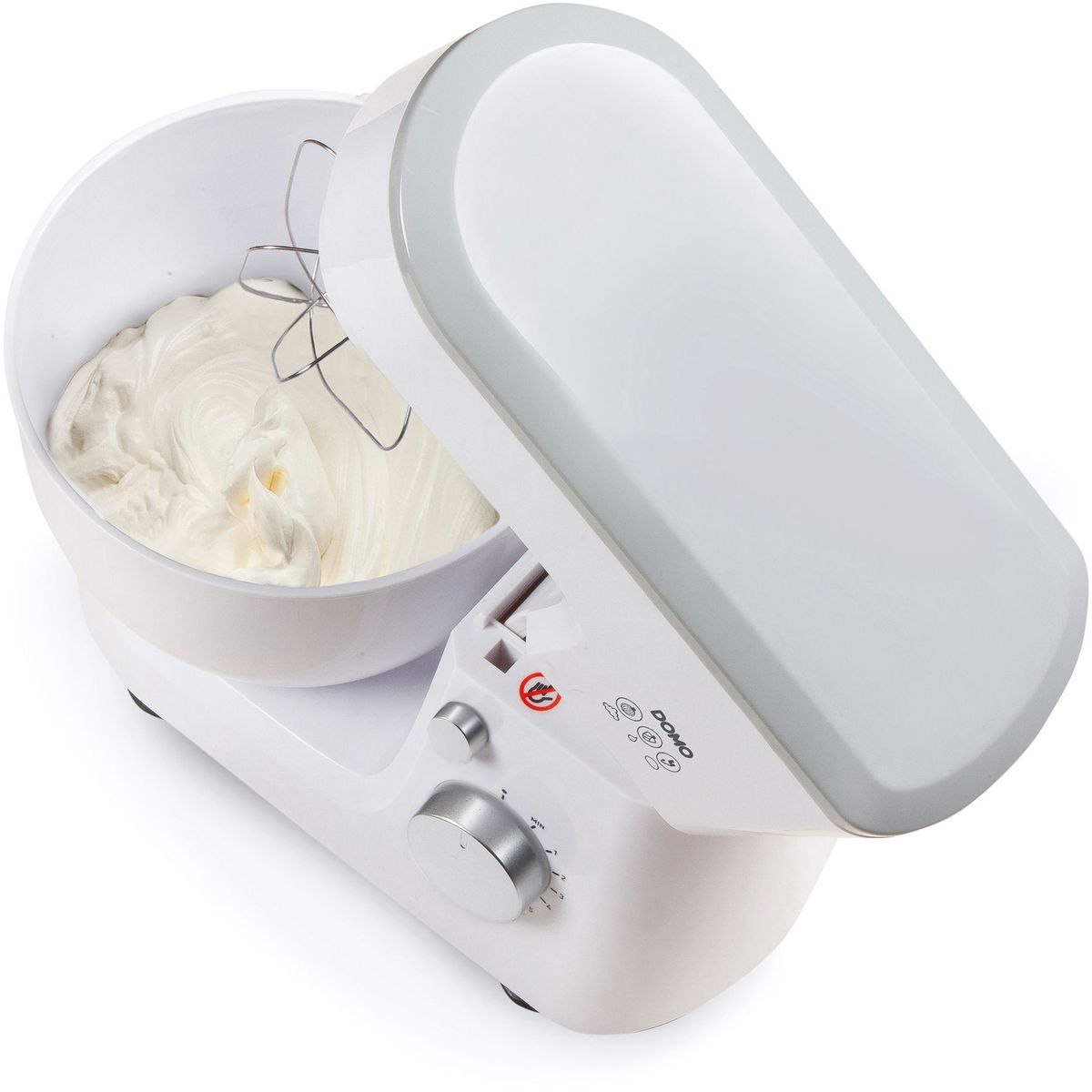 Un robot da cucina bianco con frusta inserita in una ciotola di composto cremoso.