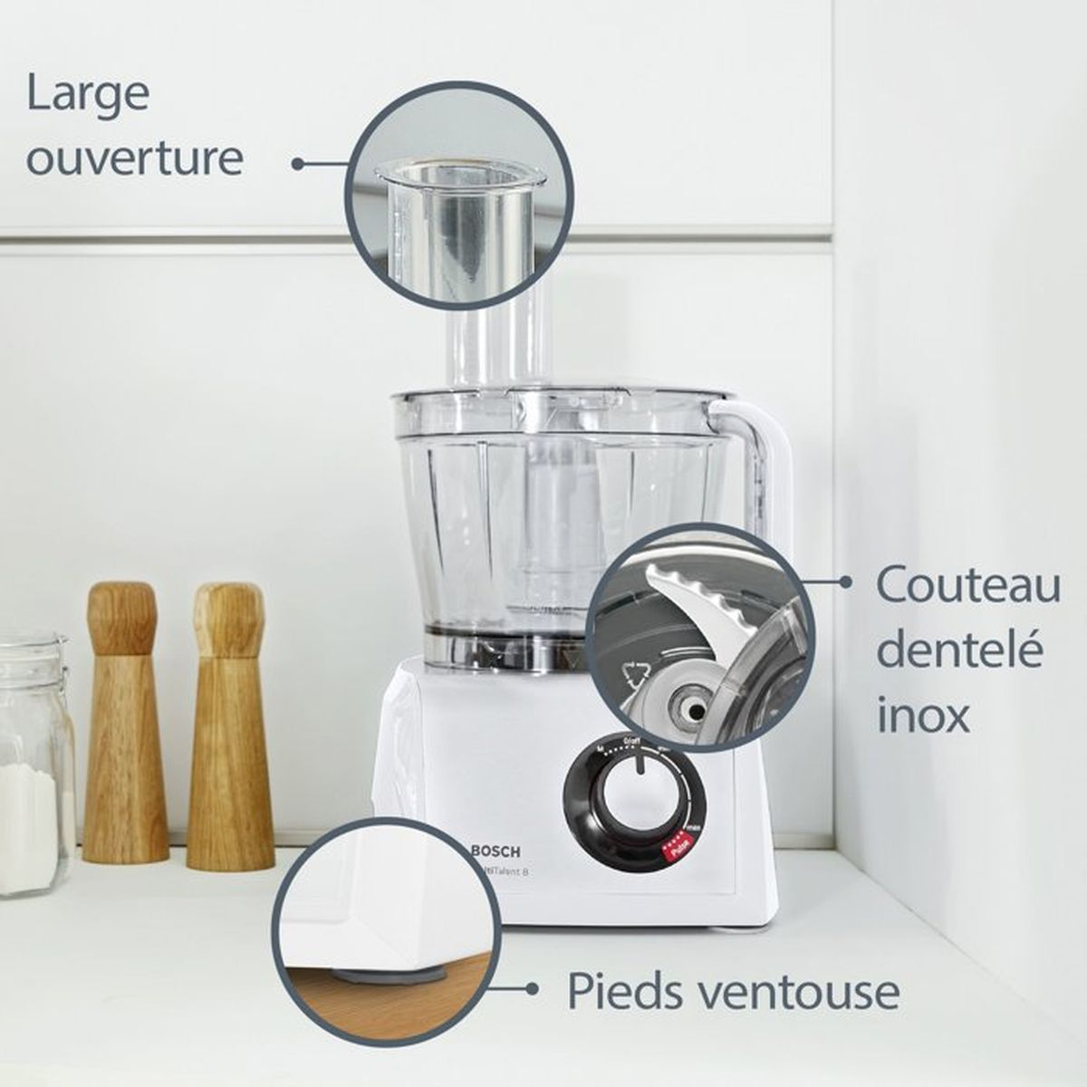 Robot da cucina bianco con accessori, primo piano di lama e piedini.