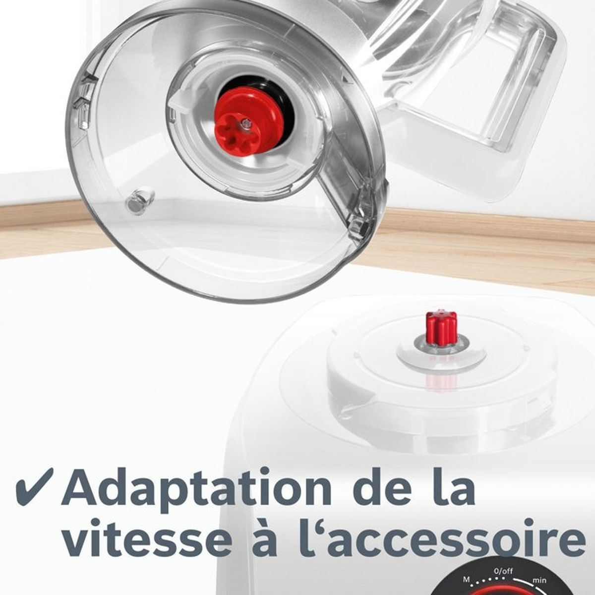 Primo piano di un accessorio per robot da cucina con pomello rosso e coperchio trasparente.