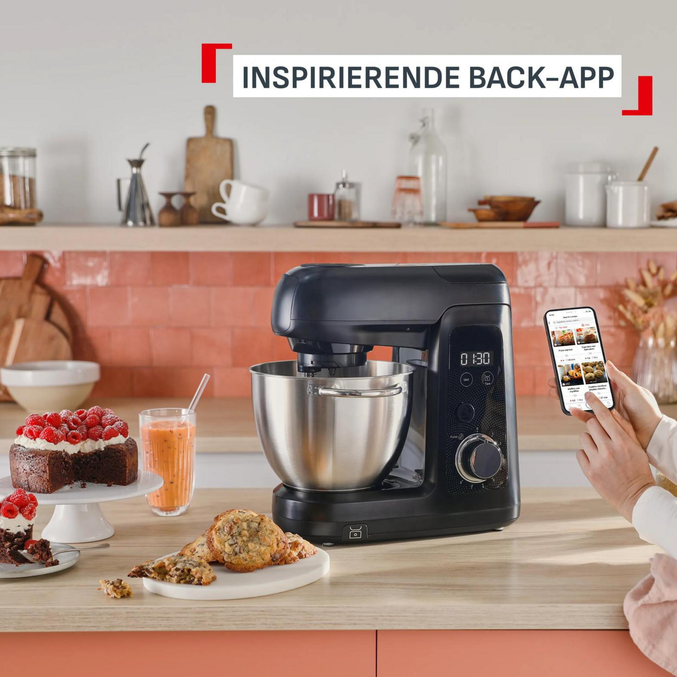 Impastatrice planetaria con torta alla frutta, biscotti e smoothie sul bancone.