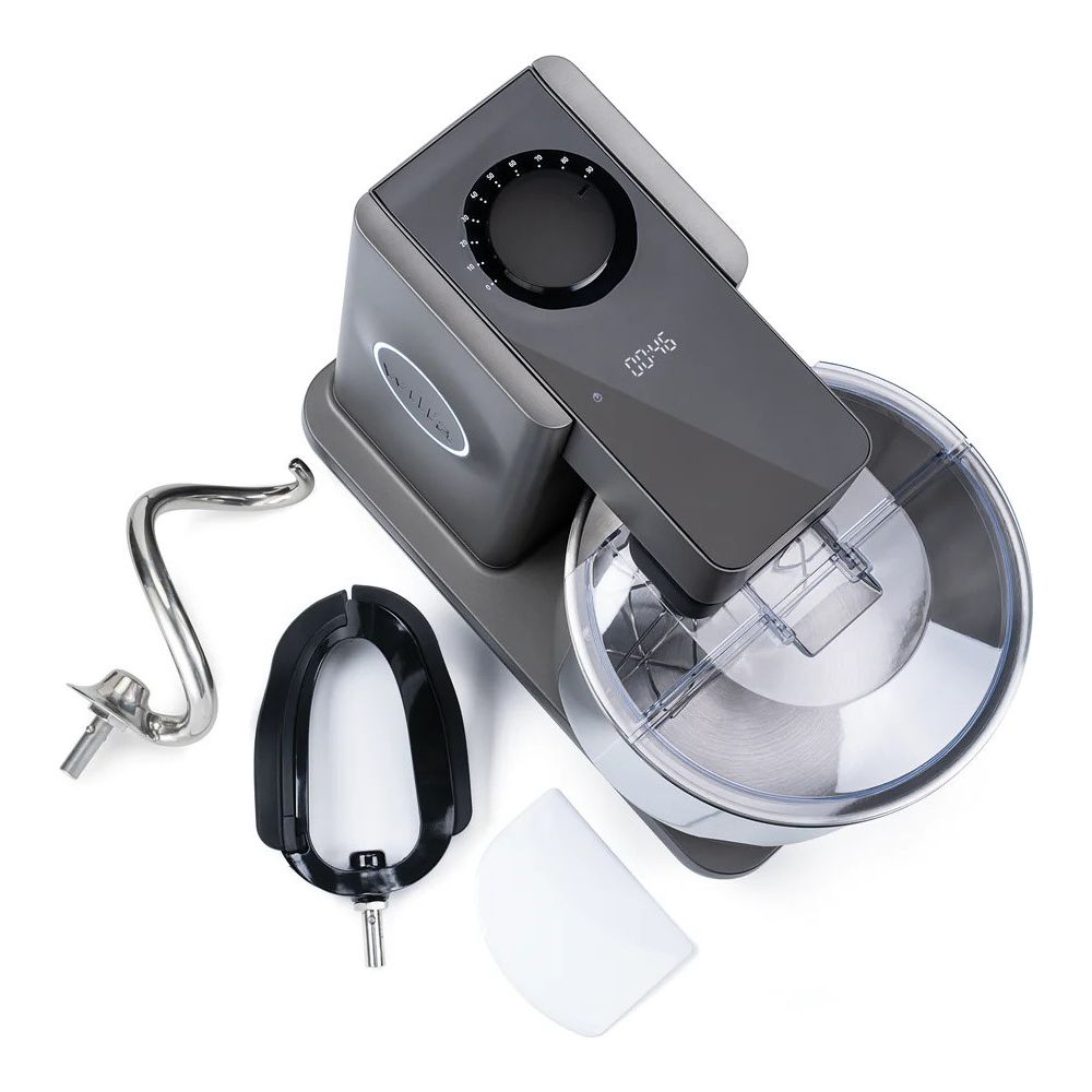 Impastatrice grigia con accessori: gancio, frusta e spatola.