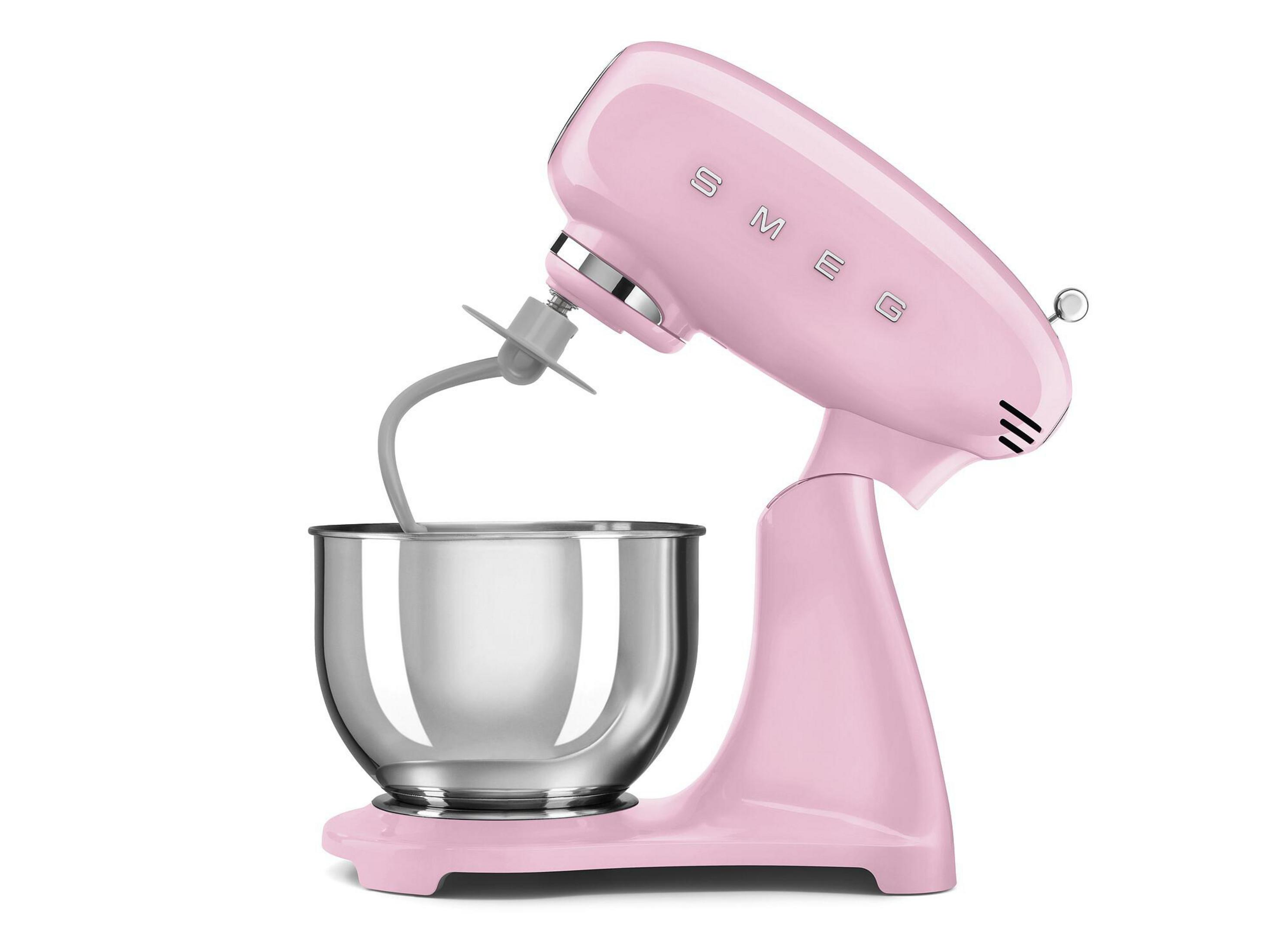 Un impastatrice Smeg rosa con ciotola argento e gancio impastatore grigio.