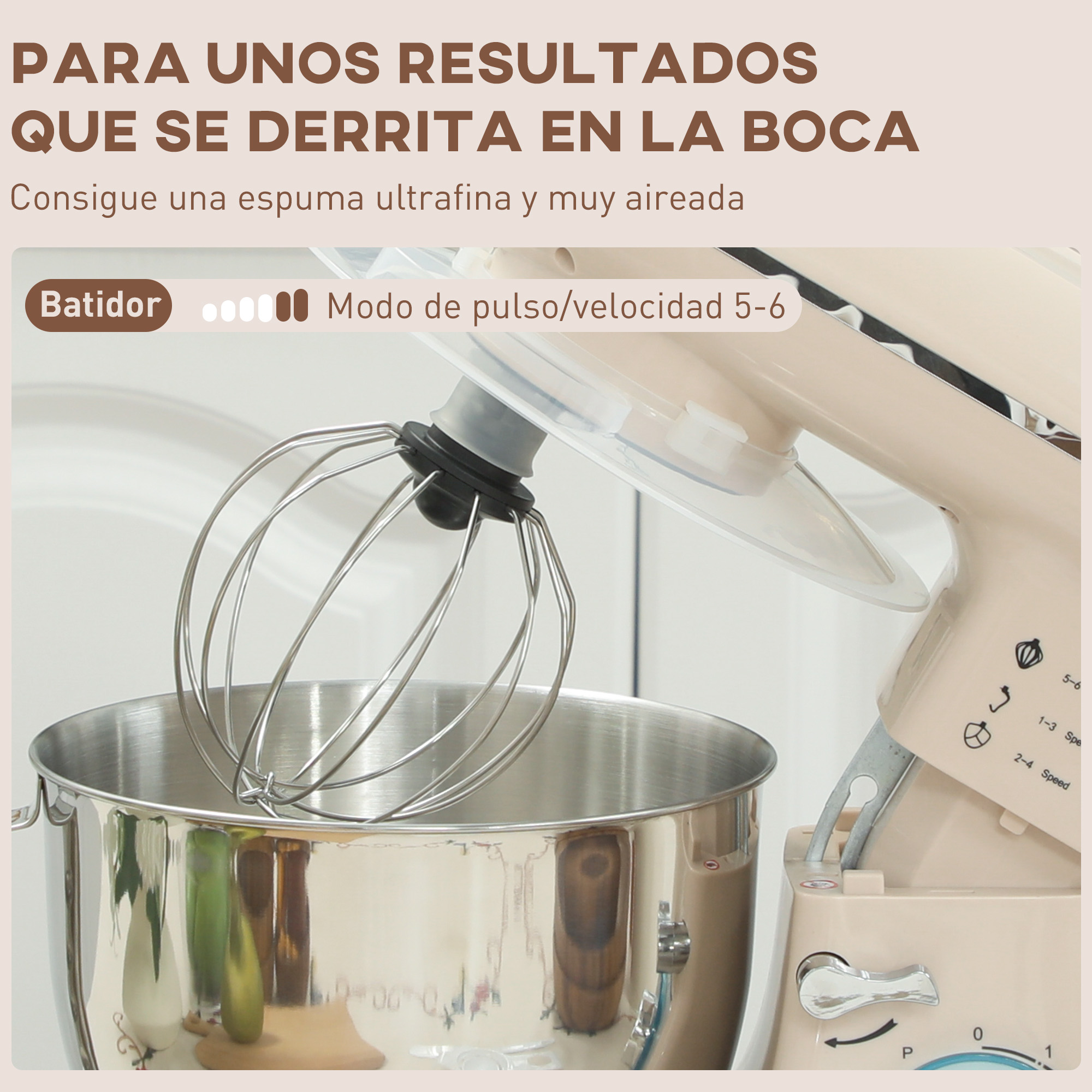 Un robot de cocina color crema con batidor sobre un bol de acero inoxidable.