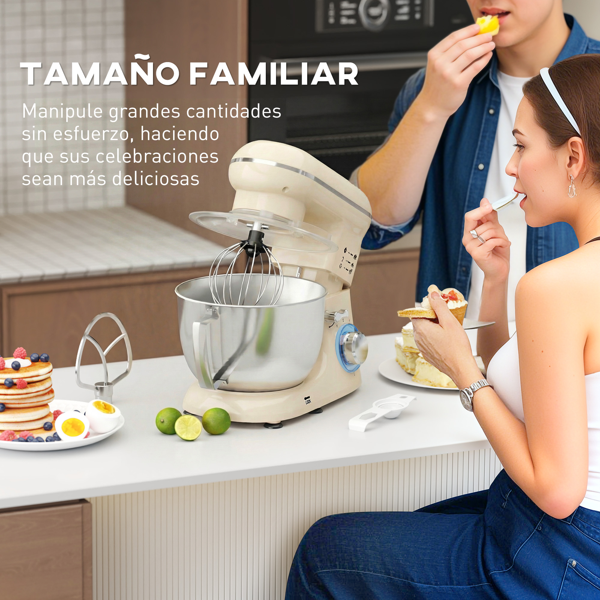 Una batidora de cocina con comida y dos personas en la encimera.
