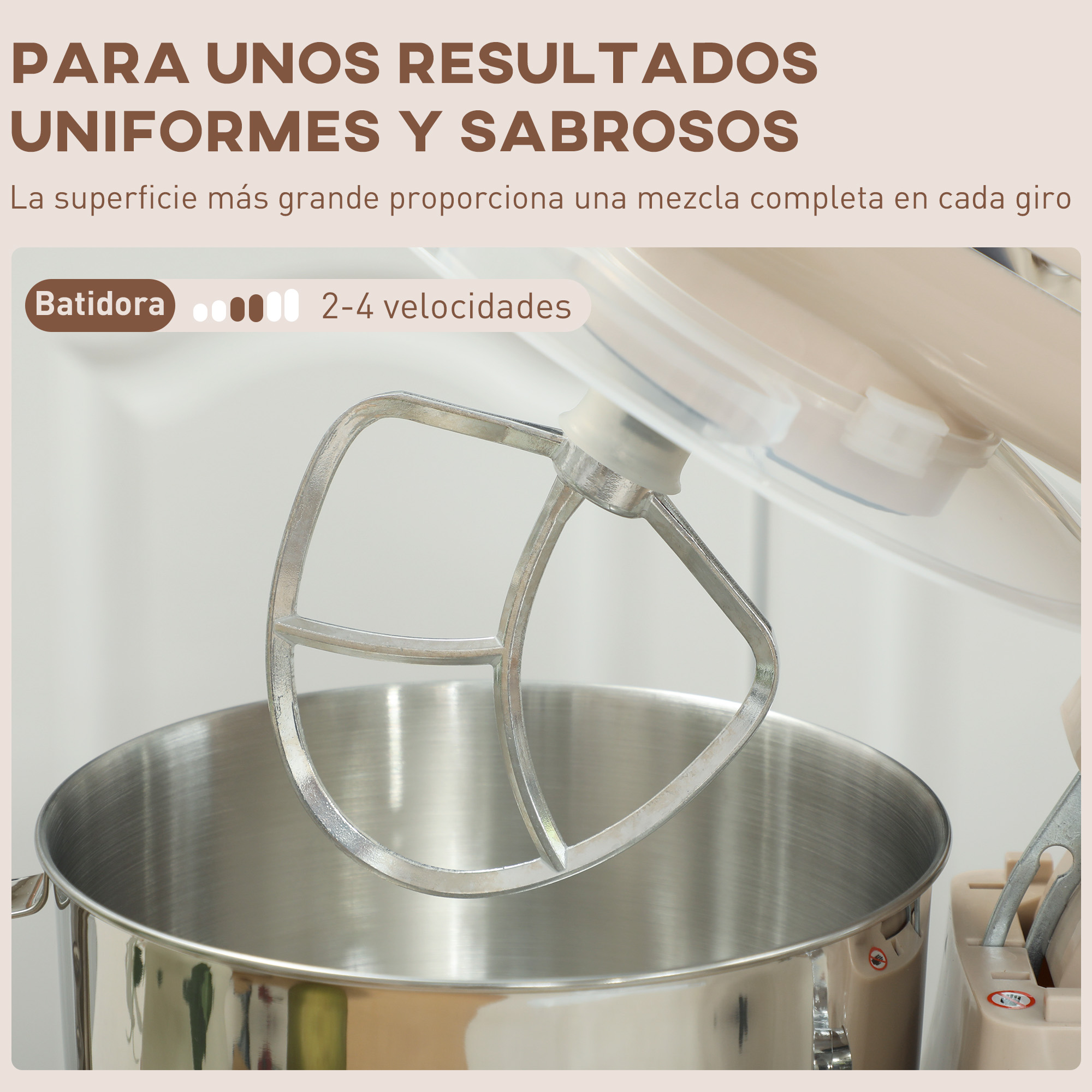 Una batidora de pie plateada con bol y varillas planas, carcasa beige.