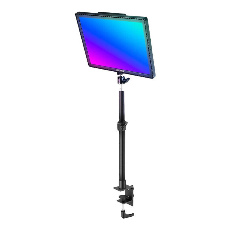 Ein schwarzer Klemmständer mit einem Rechtecklicht, das blau-violett leuchtet.