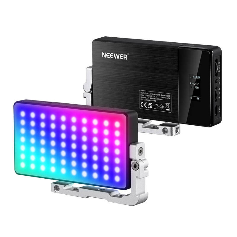 Due luci video LED Neewer, una accesa con luci colorate, l'altra nera.