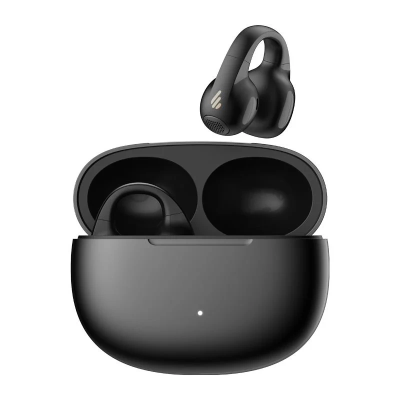 Auricolari wireless neri con custodia di ricarica. Un auricolare è nella custodia, uno sopra.
