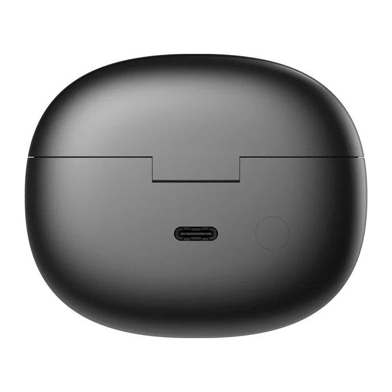 Custodia di ricarica nera chiusa con porta USB-C e spia luminosa.