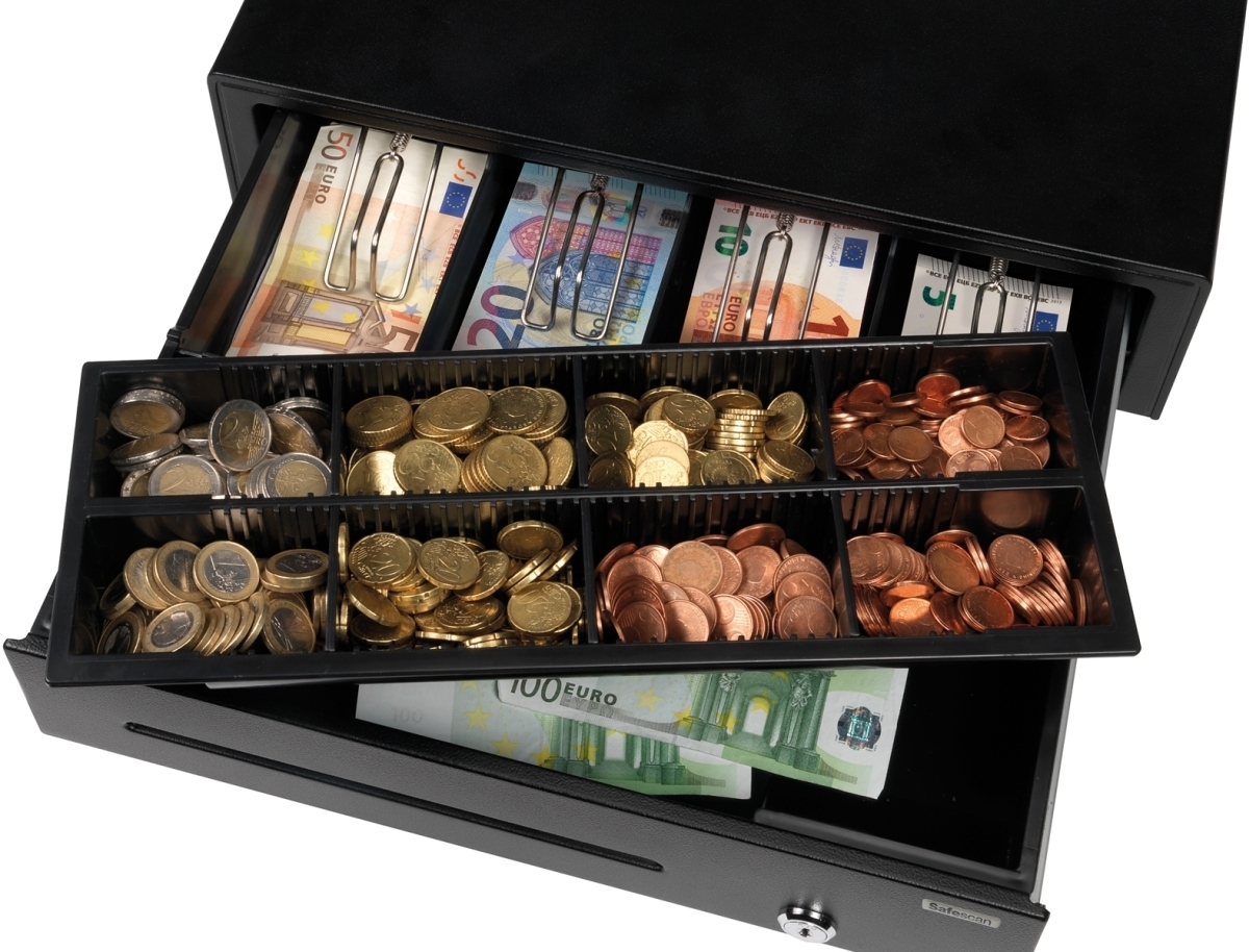 Offene Kasse mit Euro-Banknoten und Münzen in Fächern.