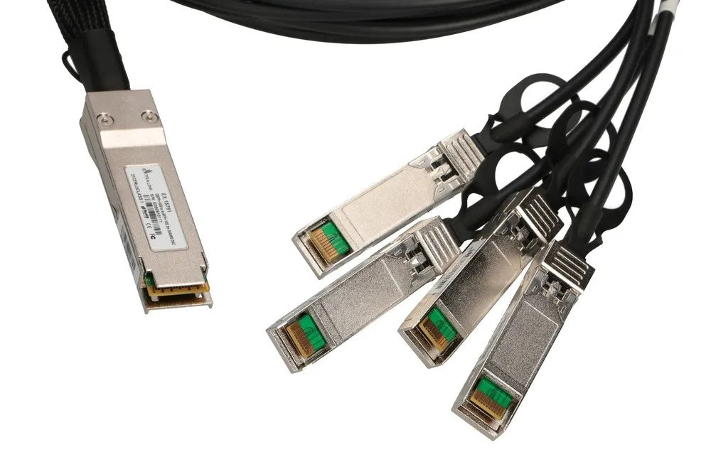 Kabel sieciowy z jednym dużym i czterema mniejszymi złączami, białe tło.