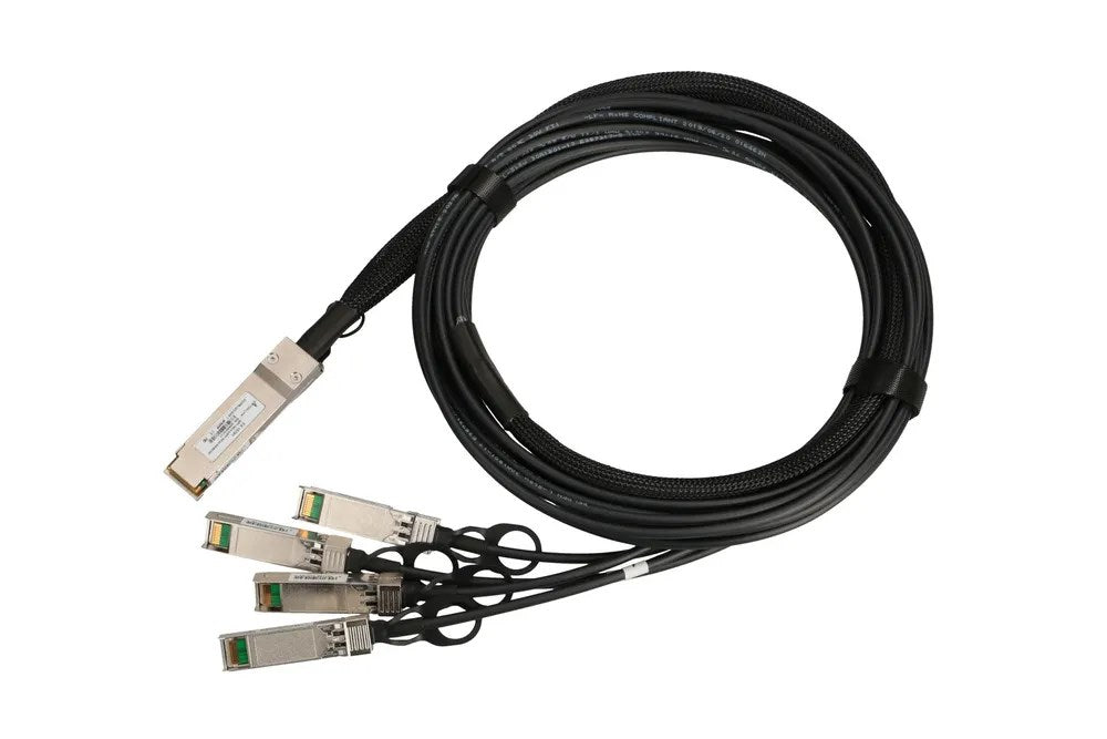 Czarny kabel z czterema osobnymi złączami i jednym głównym złączem.
