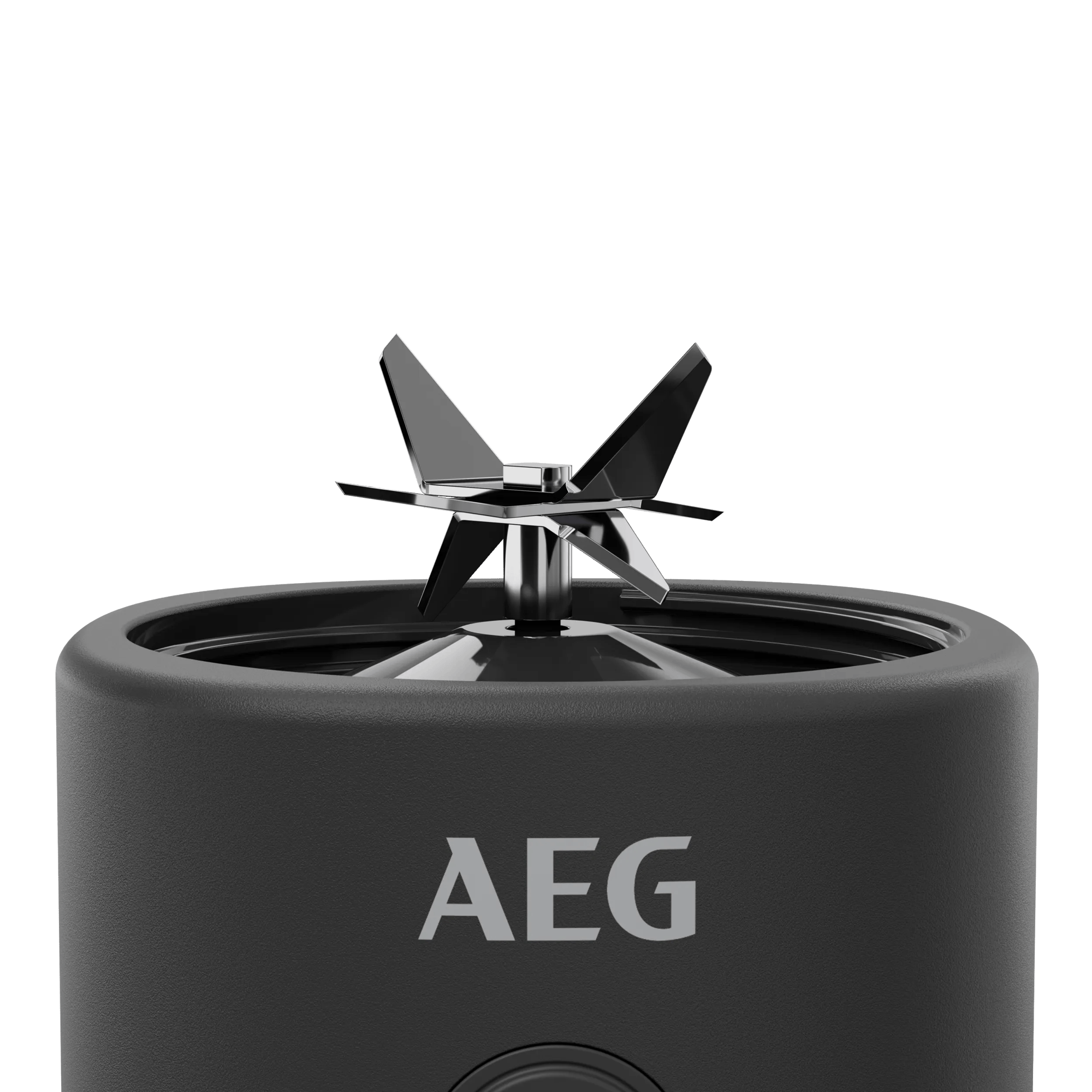 Primer plano de una licuadora negra con logo AEG y cuchillas afiladas.