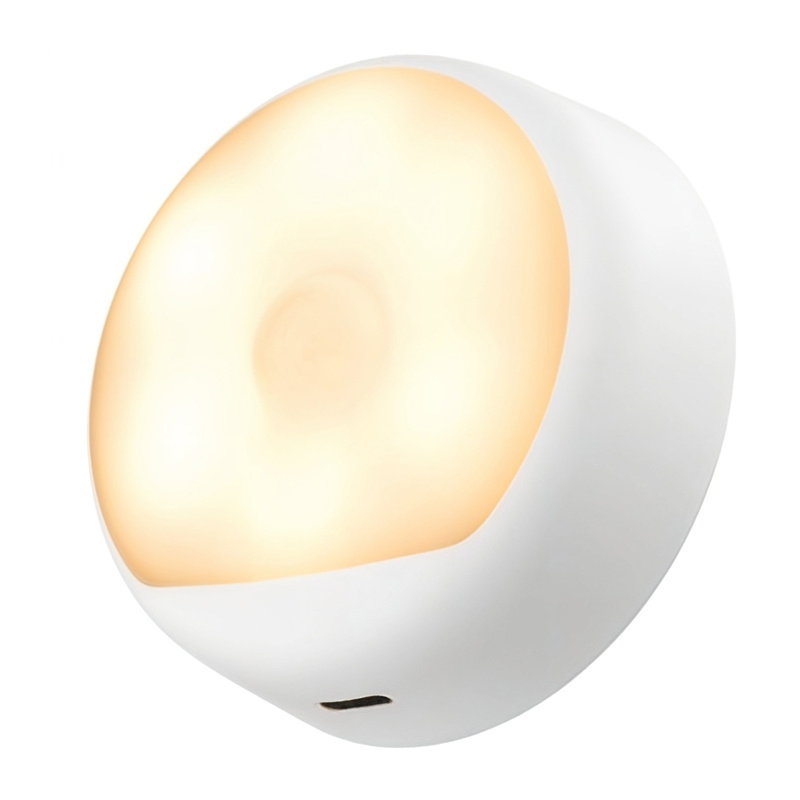 Una lampada bianca e rotonda emette una luce giallastra.