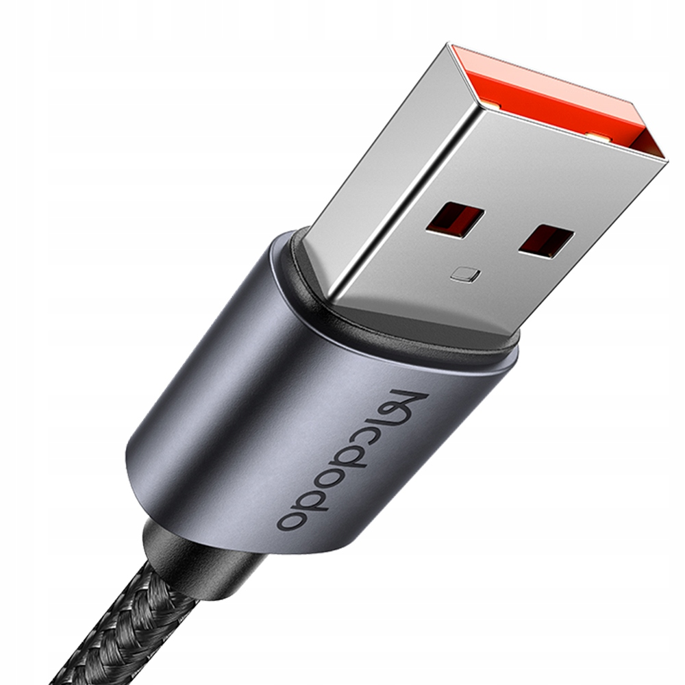 Kırmızı vurgulu gri USB fişi ve örgülü kablo.