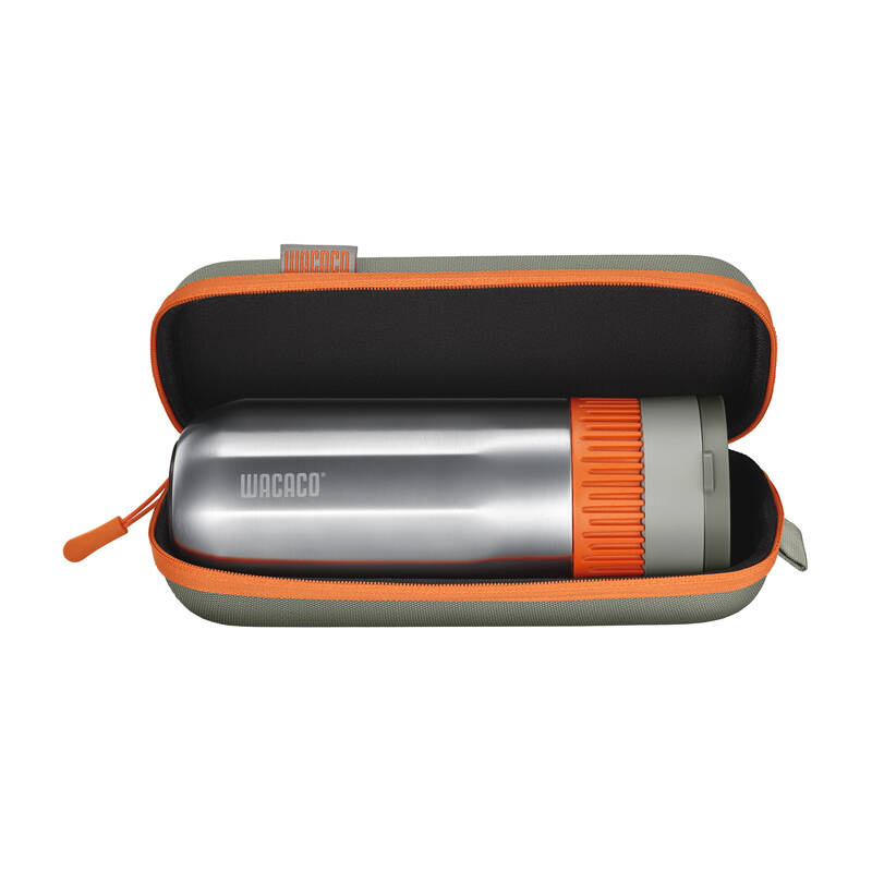 Silberne Thermoskanne mit orangefarbenem Griff in einem grauen Koffer mit orangefarbenem Reißverschluss.