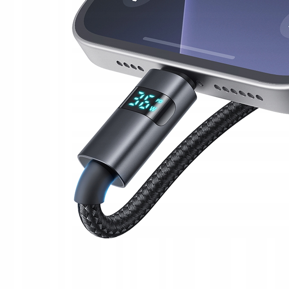 36W gösteren dijital ekranlı gri USB-C kablosu gümüş renkli bir akıllı telefona takılıdır.