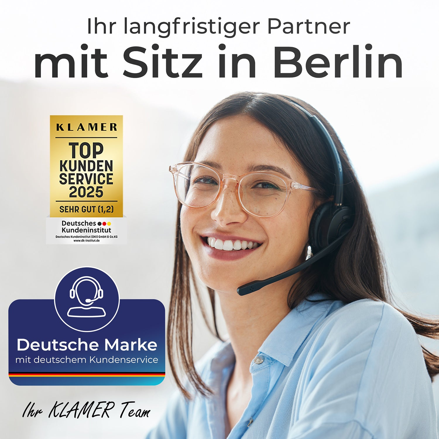 Eine Frau mit Headset und Brille lächelt. Oben sind Texte und Logos.