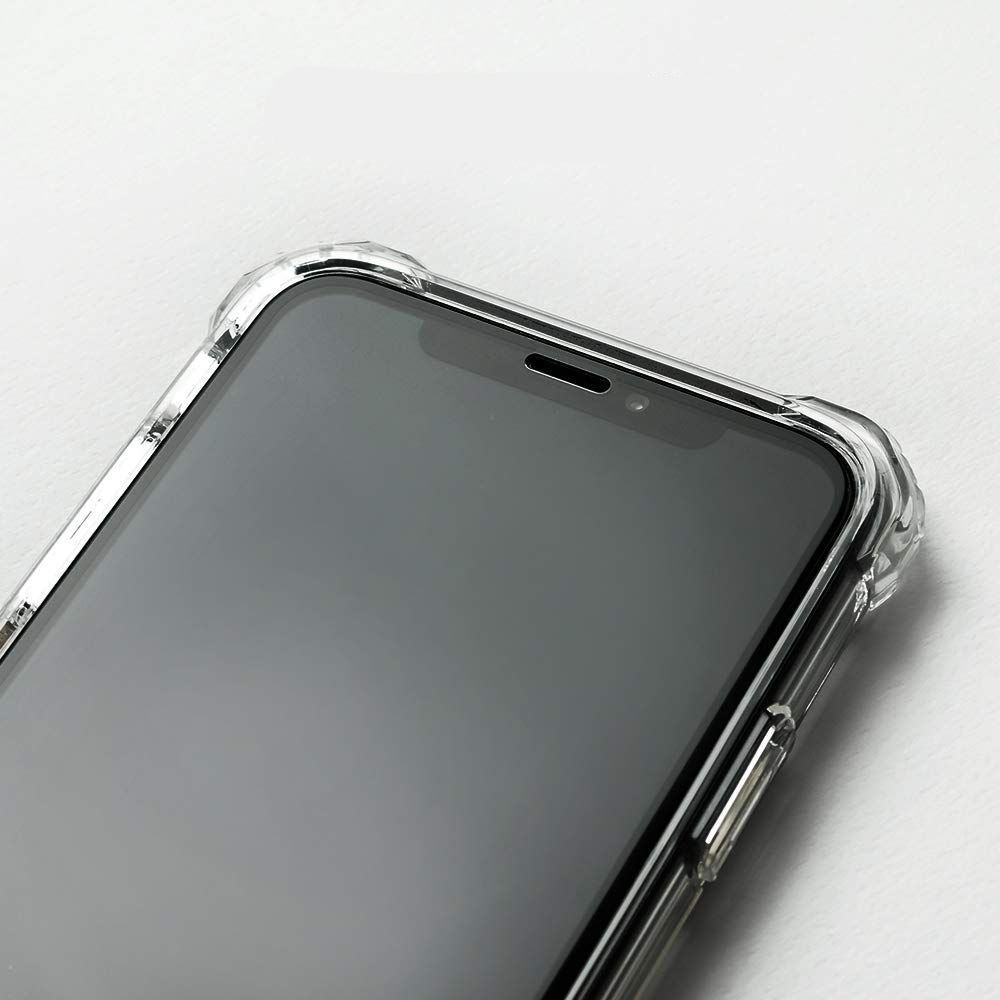 Una custodia protettiva trasparente protegge gli angoli di uno smartphone con schermo scuro.