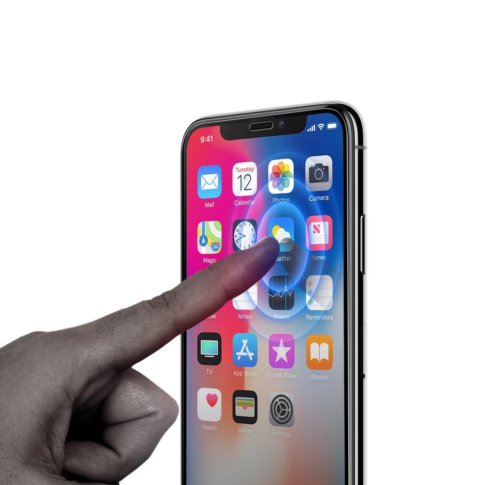Un dito tocca l'icona del meteo su uno schermo iPhone con molte icone di app.