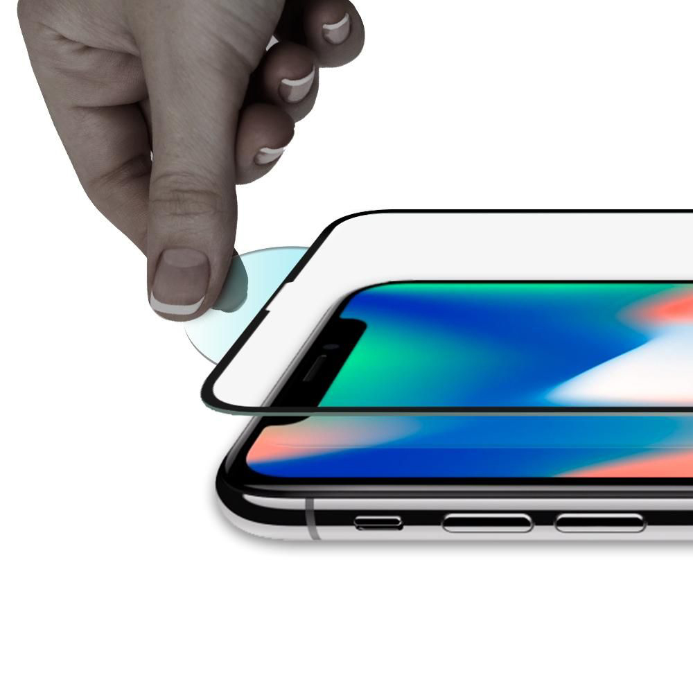 Una mano posiziona una protezione per lo schermo su uno smartphone.