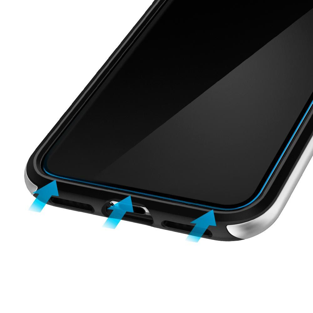 Primo piano di un telefono nero con bordo argentato e frecce blu.
