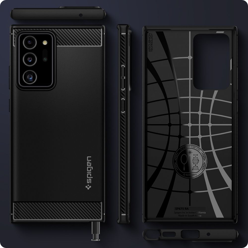 Cover nera per telefono con motivo carbonio, protezione fotocamera e logo Spigen.