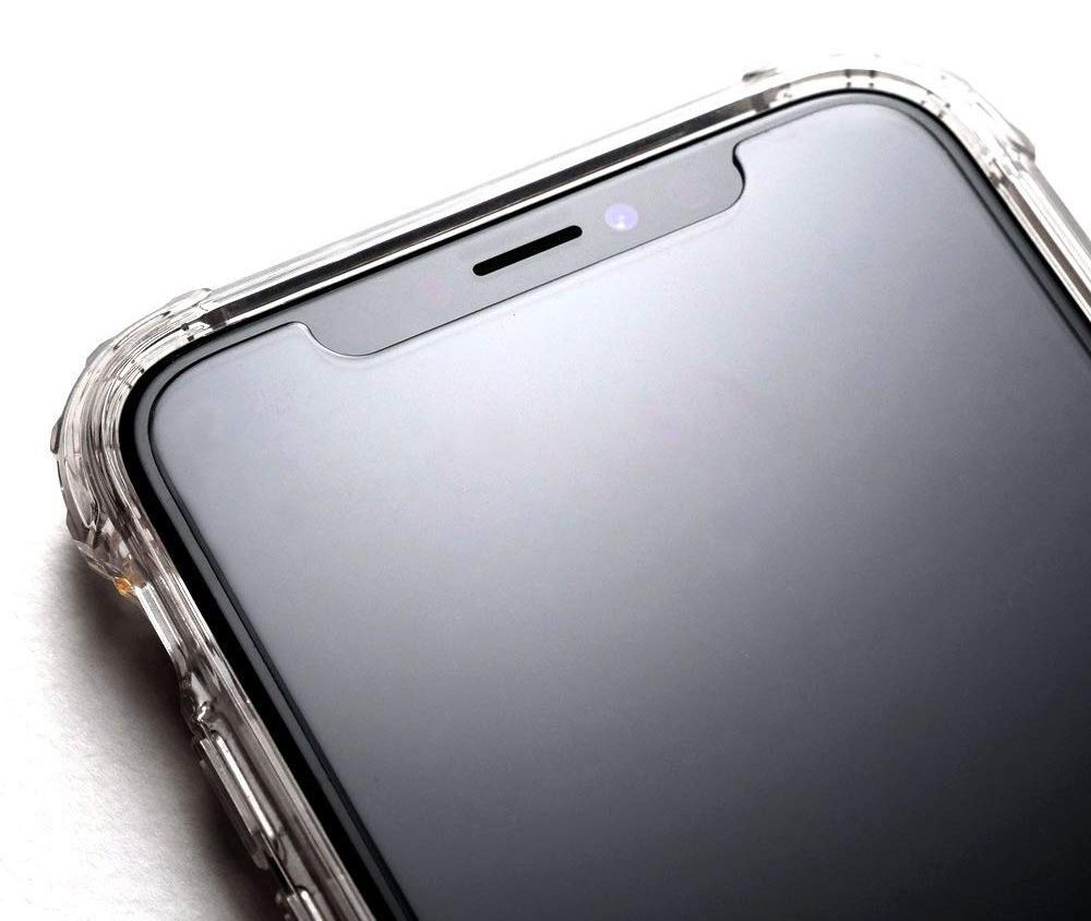 Primo piano di uno smartphone con custodia protettiva trasparente, che mostra il bordo superiore e lo schermo.