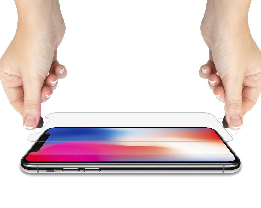 Mani posizionano una protezione per lo schermo su uno smartphone.