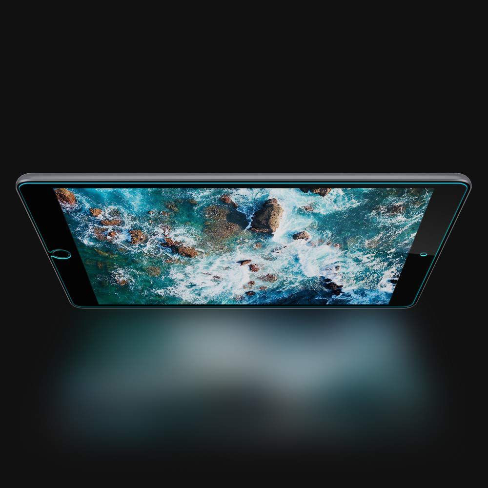 Un tablet mostra un mare in tempesta con rocce. Sfondo scuro.