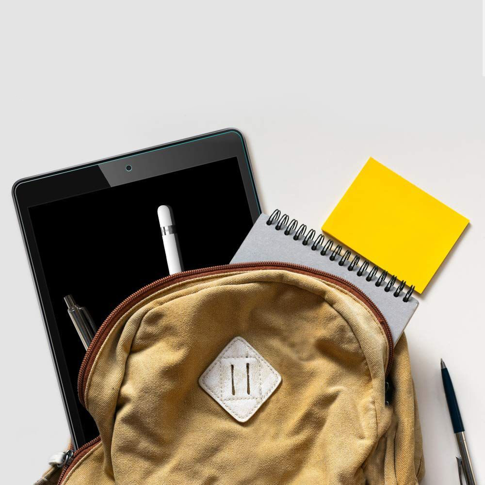 Uno zaino color cachi con tablet, stilo, quaderno e penne che fuoriescono.